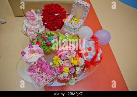 Großer Strauß von hundert großen roten Rosen Blumen. Der Griff des Verlobungskorbes rot. Ein Blumenstrauß von hundert roten Rosen. Stockfoto