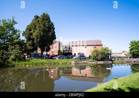 Friedlicher Kanal in Großbritannien an einem sonnigen Tag Stockfoto