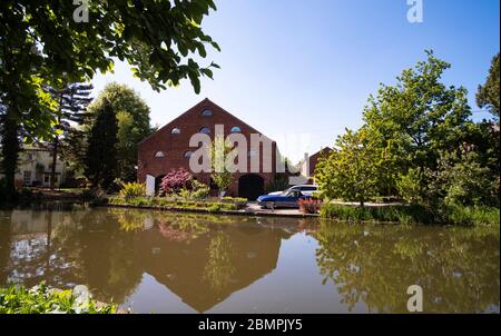 Friedlicher Kanal in Großbritannien an einem sonnigen Tag Stockfoto