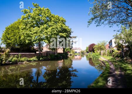 Friedlicher Kanal in Großbritannien an einem sonnigen Tag Stockfoto