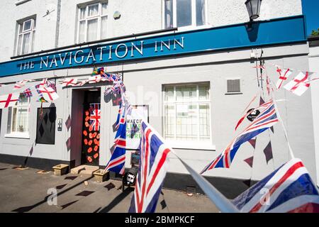 Britischer Pub mit VE-Tagesflaggen Stockfoto