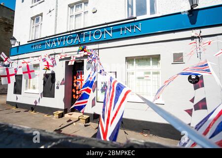 Britischer Pub mit VE-Tagesflaggen Stockfoto