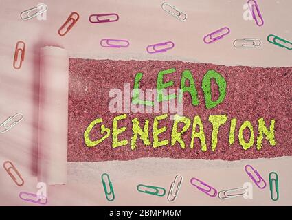 Generierung von Leads durch Handschriftentext. Konzeptionelle Fotoinitiierung von Verbraucherinteressen oder Anfrage zu Produkten Stockfoto