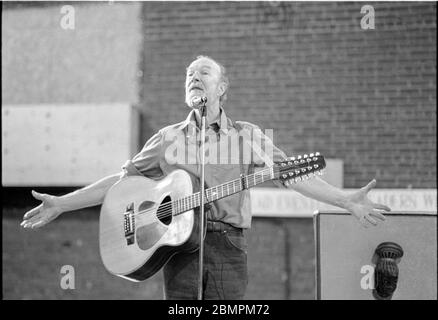 Die Folksängerin Pete Seeger tritt am 15. April 1988 in Beacon, NY, auf. Foto von Francis Specker Stockfoto
