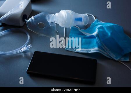 Verdichtervernebler mit Maske auf dem Tisch Stockfoto