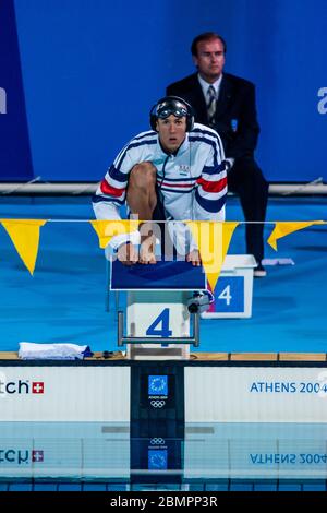 Michael Phelps (USA) beim Start des 200 Meter langen Einzelmedley-Finals der Männer bei den Olympischen Sommerspielen 2004 in Athen. Stockfoto