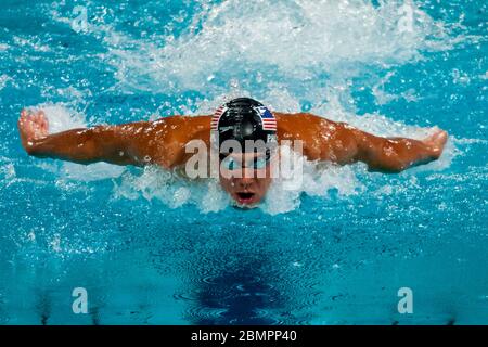 Michael Phelps (USA) gewinnt die Goldmedaille im 200 Meter langen Einzelmedley-Finale der Männer bei den Olympischen Sommerspielen 2004 in Athen. Stockfoto