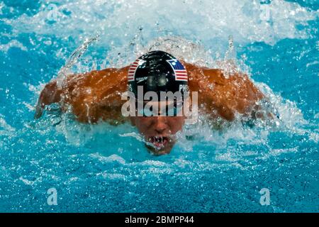 Michael Phelps (USA) gewinnt die Goldmedaille im 200 Meter langen Einzelmedley-Finale der Männer bei den Olympischen Sommerspielen 2004 in Athen. Stockfoto