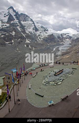 Österreichs höchster Berg, der Großglockner, erhebt sich über der Franz-Josefs-Höhe Stockfoto