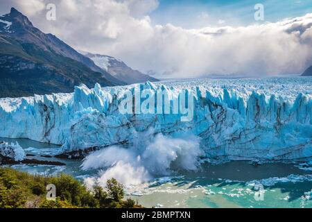 Eis bricht im Wasser am Perito Moreno Gletscher im Los Glaciares Nationalpark bei El Calafate, Patagonien Argentinien, Südamerika zusammen.