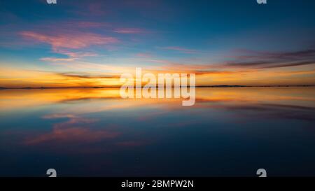 Sonnenaufgang über Uyuni Salt Flats in Bolivien, Südamerika. Stockfoto