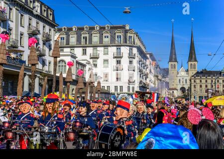 Musikband, Guggenmusikian, Karnevalsparade der Wey Guild am Rosenmontag, Guedismaentig, Luzerner Karneval 2020, Luzern, Schweiz Stockfoto