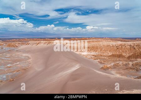Sanddünen im Tal des Mondes (spanisch: Valle de La Luna) in der Atacama-Wüste, Chile, Südamerika. Stockfoto