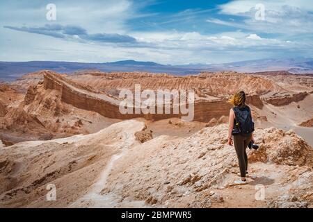 Weibliche Reisende, die das Tal des Mondes (spanisch: Valle de La Luna) in der Atacama-Wüste, Chile, Südamerika erkunden. Stockfoto