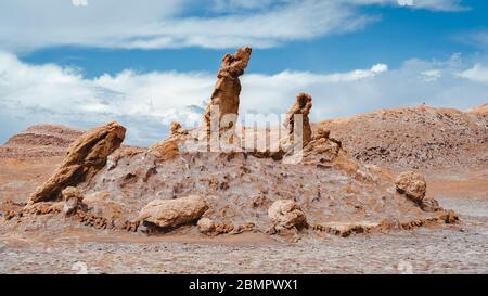 Drei Marias (spanisch: Las Tres Marias) Felsformation im Tal des Mondes, Atacama Wüste, Chile, Südamerika. Stockfoto