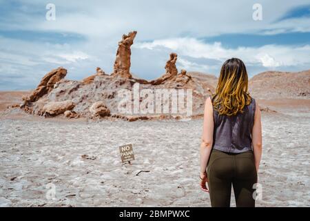 Weibliche Reisende auf Naturdenkmal drei Marias (Spanisch: Las Tres Marias) Felsformation am Mond-Tal in der Atacama-Wüste, Chile. Stockfoto