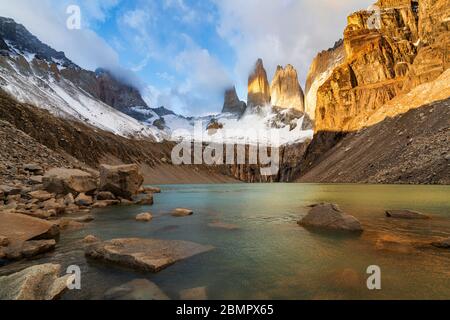 Sonnenaufgang über dem berühmten Türme an Mirador Las Torres im Torres del Paine Nationalpark, Patagonien, Chile, Südamerika. Stockfoto