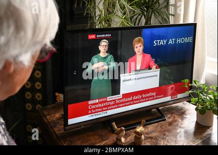 TV-Antwort des ersten schottischen Ministers Nicola Surgeon auf neue politische Pläne von UK Covid und Slogan "Stay Alert" statt "Stay at Home". Stockfoto