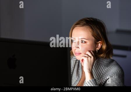 Nahaufnahme der jungen Frau in Plaid verpackt, Arbeit auf Desktop-pc spät in der Nacht im Home-Office, kann nicht schlafen, süchtig Nachrichten über Coronavirus oder teilen Stockfoto