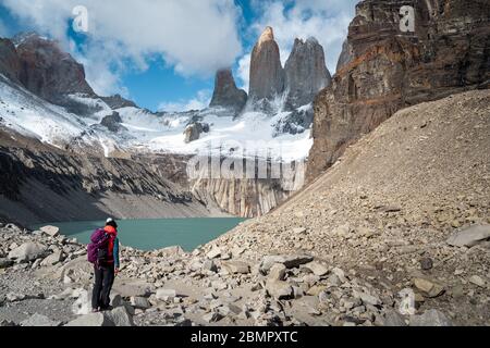 Weibliche Wanderer am Mirador Base Las Torres im Torres del Paine Nationalpark, Patagonien, Chile. Stockfoto