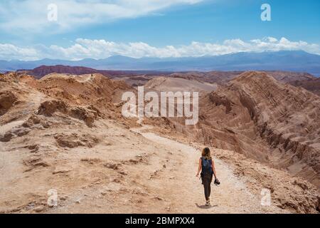 Wanderinnen im Mondtal (spanisch: Valle de La Luna) in der Atacama-Wüste, Nord-Chile, Südamerika. Stockfoto