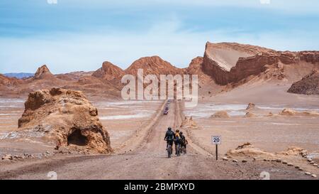 Radler im Mondtal (spanisch: Valle de La Luna) in der Atacama-Wüste, Nord-Chile, Südamerika. Stockfoto