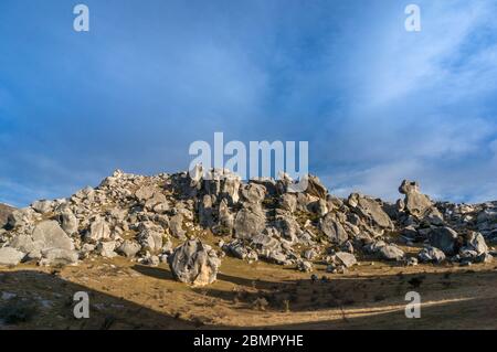 Riesige Kalksteinfelsen, Megalith Felsformationen im Kura Tawhiti Naturschutzgebiet in Neuseeland Stockfoto