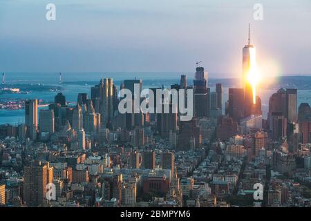 Skyline von New York City mit Gebäuden in Lower Manhattan bei Sonnenuntergang in New York, USA. Stockfoto