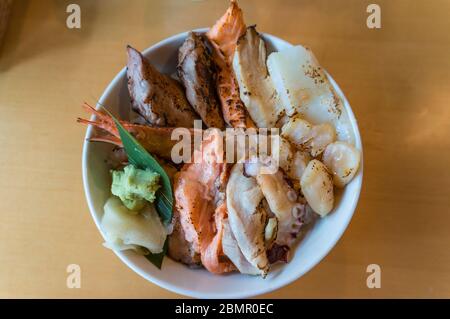 Schale mit frischen Meeresfrüchten. Sashimi-Teller mit Fisch, Kraken und Schalentieren mit Wasabi und mariniertem Ingwer. Traditionelle japanische Küche Stockfoto