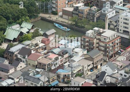 Luftaufnahme des Wohnvororts Tokio mit niedrigen Wohn- und Geschäftsgebäuden Stockfoto