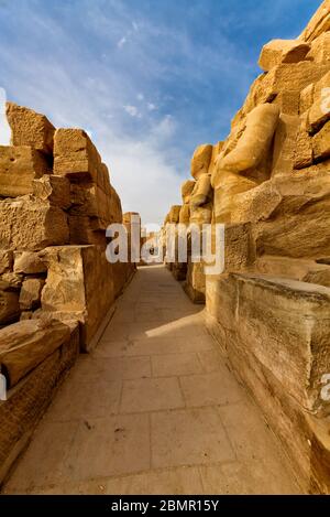 Osiride Statuen von Thutmose I in der Wadjet Hall, gelegen zwischen dem vierten und fünften Pylons des Karnak Temple Complex Stockfoto