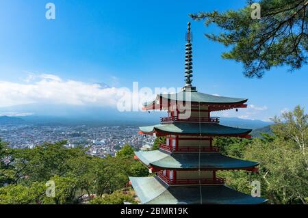 Schöne Landschaft mit Shureito Pagode und Mount Fuji im Sommer. Mount Asama Park in der Präfektur Yamanashi, Japan Stockfoto