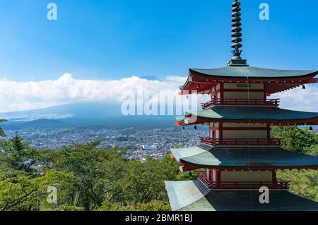 Schöne Landschaft mit Shureito Pagode und Mount Fuji im Sommer. Mount Asama Park in der Präfektur Yamanashi, Japan Stockfoto