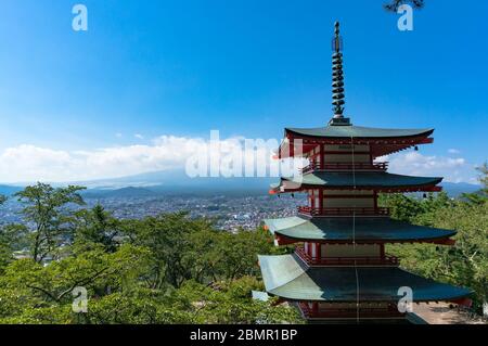 Schöne Landschaft mit Shureito Pagode und Mount Fuji im Sommer. Mount Asama Park in der Präfektur Yamanashi, Japan Stockfoto