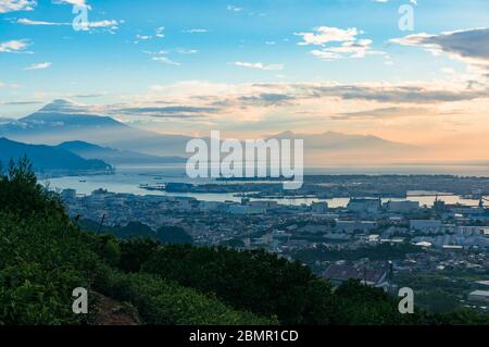 Japanische Landschaft Luftaufnahme Sonnenuntergang Landschaft mit Teeplantagen, Mount Fuji und Meer. Drone Ansicht von Shizouka, Japan Stockfoto