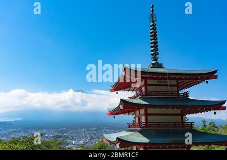 Schöne Landschaft mit Shureito Pagode und Mount Fuji im Sommer. Mount Asama Park in der Präfektur Yamanashi, Japan Stockfoto