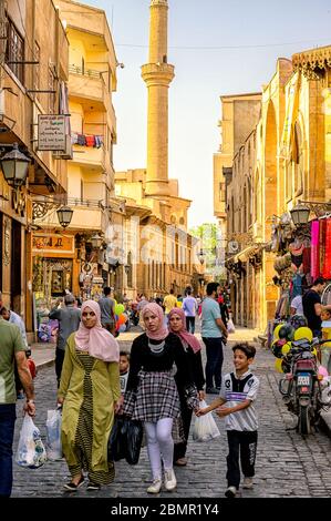 Familieneinkäufe auf dem Khan el-Khalili Markt im islamischen Kairo Stockfoto