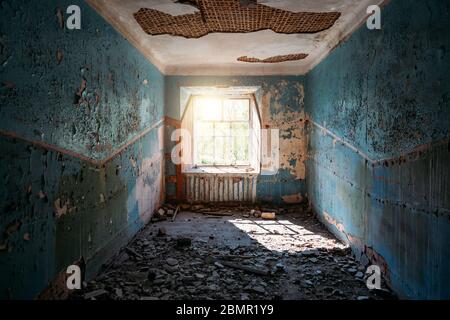Verlassene Hauseinrichtung, dreckiges Zimmer, verfaulte Wände Stockfoto