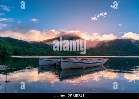 Bergsee Sonnenaufgang Landschaft mit zwei traditionellen Fischerbooten. Onuma Seenlandschaft, Japan Stockfoto