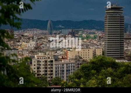 Barcelona, Spanien. Mai 2020. 10. Mai 2020, Barcelona, Katalonien, Spanien - Luftaufnahme der Stadt Barcelona, die 12 insgesamt 2019 Millionen Touristen empfangen hat. Die internationalen Touristenankünfte könnten 60 aufgrund des Coronavirus um 80 bis 2020 Prozent sinken, warnte die Welttourismusorganisation, was bedeutet, dass das lokale Geschäft von entscheidender Bedeutung sein werde. Quelle: Jordi Boixareu/Alamy Live News Stockfoto