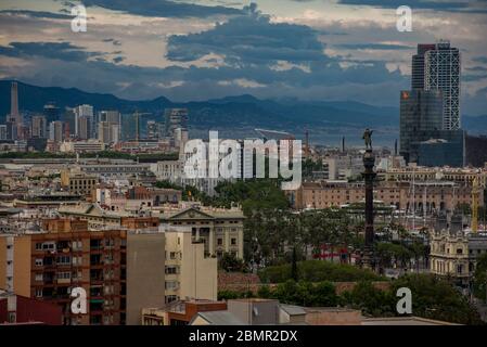 Barcelona, Spanien. Mai 2020. 10. Mai 2020, Barcelona, Katalonien, Spanien - Luftaufnahme der Stadt Barcelona, die 12 insgesamt 2019 Millionen Touristen empfangen hat. Die internationalen Touristenankünfte könnten 60 aufgrund des Coronavirus um 80 bis 2020 Prozent sinken, warnte die Welttourismusorganisation, was bedeutet, dass das lokale Geschäft von entscheidender Bedeutung sein werde. Quelle: Jordi Boixareu/Alamy Live News Stockfoto