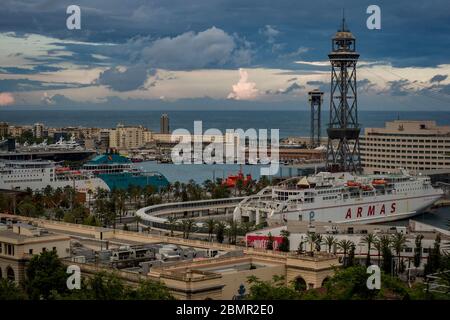 Barcelona, Spanien. Mai 2020. 10. Mai 2020, Barcelona, Katalonien, Spanien - Fähren dockten am Hafen von Barcelona an, einer Stadt, die 12 insgesamt 2019 Millionen Touristen empfing. Die internationalen Touristenankünfte könnten 60 aufgrund des Coronavirus um 80 bis 2020 Prozent sinken, warnte die Welttourismusorganisation, was bedeutet, dass das lokale Geschäft von entscheidender Bedeutung sein werde. Quelle: Jordi Boixareu/Alamy Live News Stockfoto