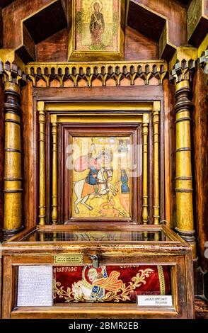 Eine Ikone des heiligen Georg, der den Drachen im Heiligtum des heiligen Georg der Hängenden Kirche im koptischen Kairo tötet Stockfoto