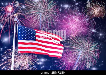 American Celebration - USA Flagge und Feuerwerk EINE US Flagge auf Fahnenmast mit Feuerwerk, Sternen und dunkelblauem Himmel im Hintergrund. 4. Juli/ Memorial Day Stockfoto