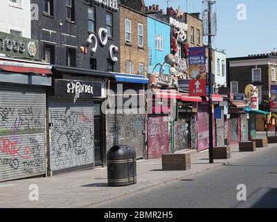 Geschlossene Geschäfte in der verlassenen Camden High Street in London, die während der Covid 19-Sperre im Jahr 2002 leer waren Stockfoto