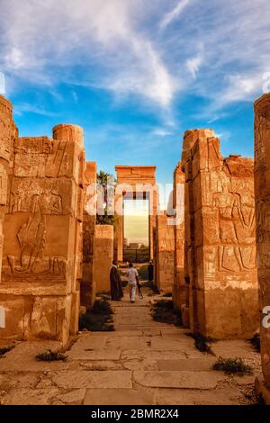 Das Osttor von Nectanebo I und die Kapelle des Hörohrs, bei Sonnenuntergang im Karnak Temple Complex Stockfoto