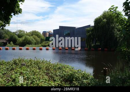 Das Äußere der Hepworth Gallery in Wakefield vom Ufer des Flusses Calder. Stockfoto