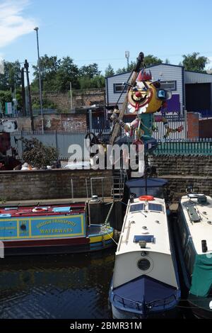 Clownskulptur aus Schrott neben einer Bootswerft am Ufer der Calder, gegenüber dem Eingang zur Hepworth Gallery. Stockfoto