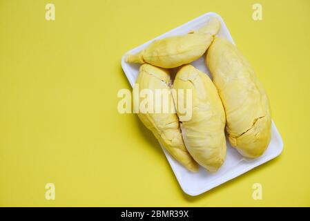 Durian Früchte frisch aus Baumschale auf Kunststoff-Tablett und gelbem Hintergrund / Reife Durian tropische Früchte Sommer für süße Dessert oder Snack in Thailand Stockfoto