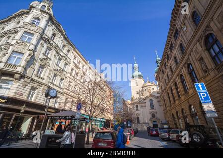 PRAG, TSCHECHIEN - 31. OKTOBER 2019: Die Kirche Kostel Svaty Havel, auch St. Gallen genannt, eine katholische Kirche, von der Havelska Straße in der Altstadt aus gesehen Stockfoto